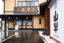 山牛の看板が目印です。駐車場もございます。